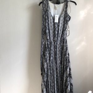 Long pleated sleeveless dress